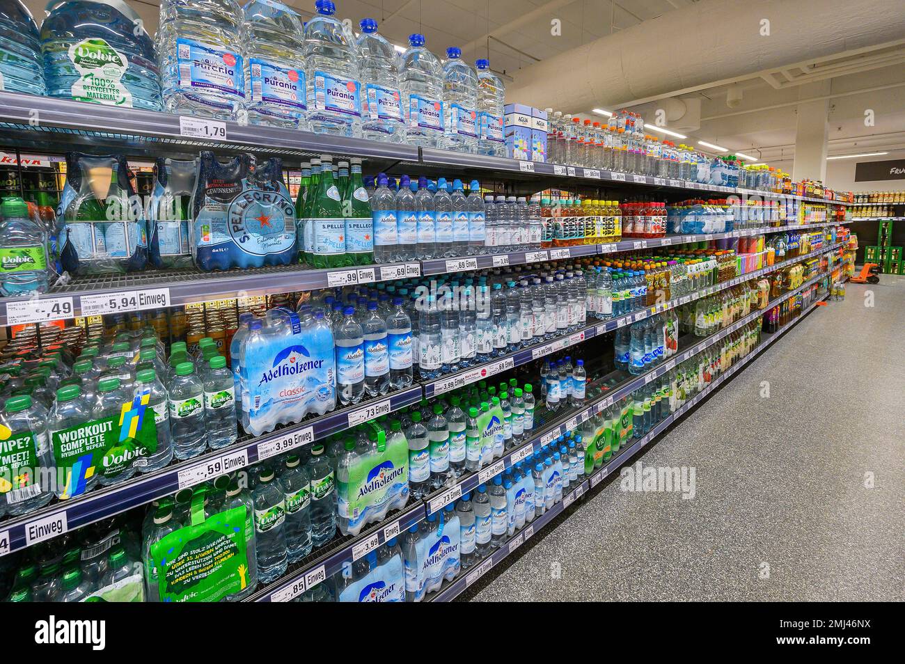 Étagères avec eau minérale et boissons dans le marché de gros, Bavière, Allemagne Banque D'Images