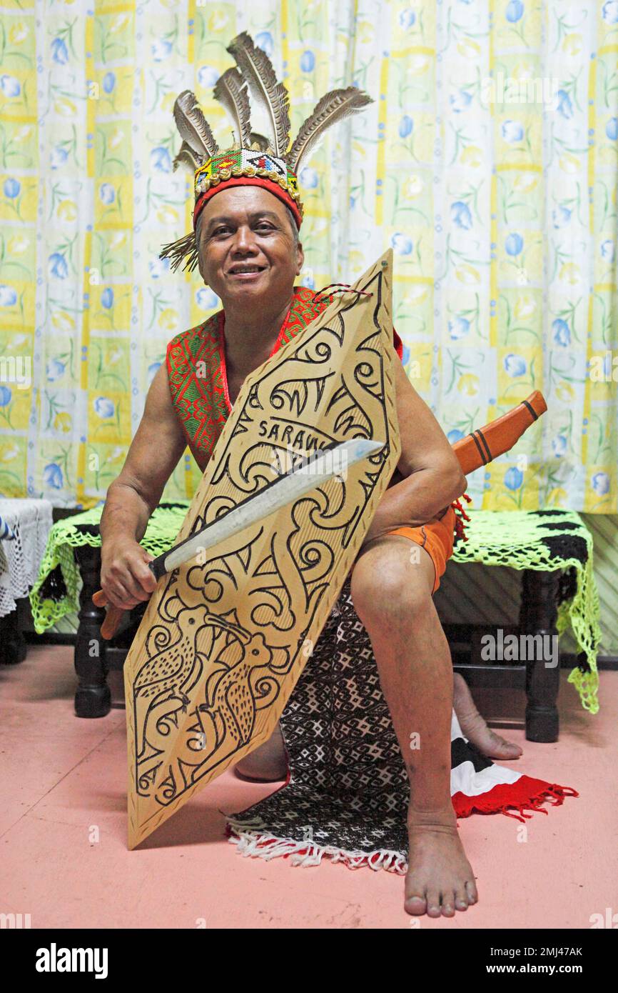 Homme malaisien vêque de danse traditionnelle, peuple IBAN, Rumah Patrick Libau, Parc national de Niah, district de Miri, Sarawak, Bornéo, Malaisie Banque D'Images