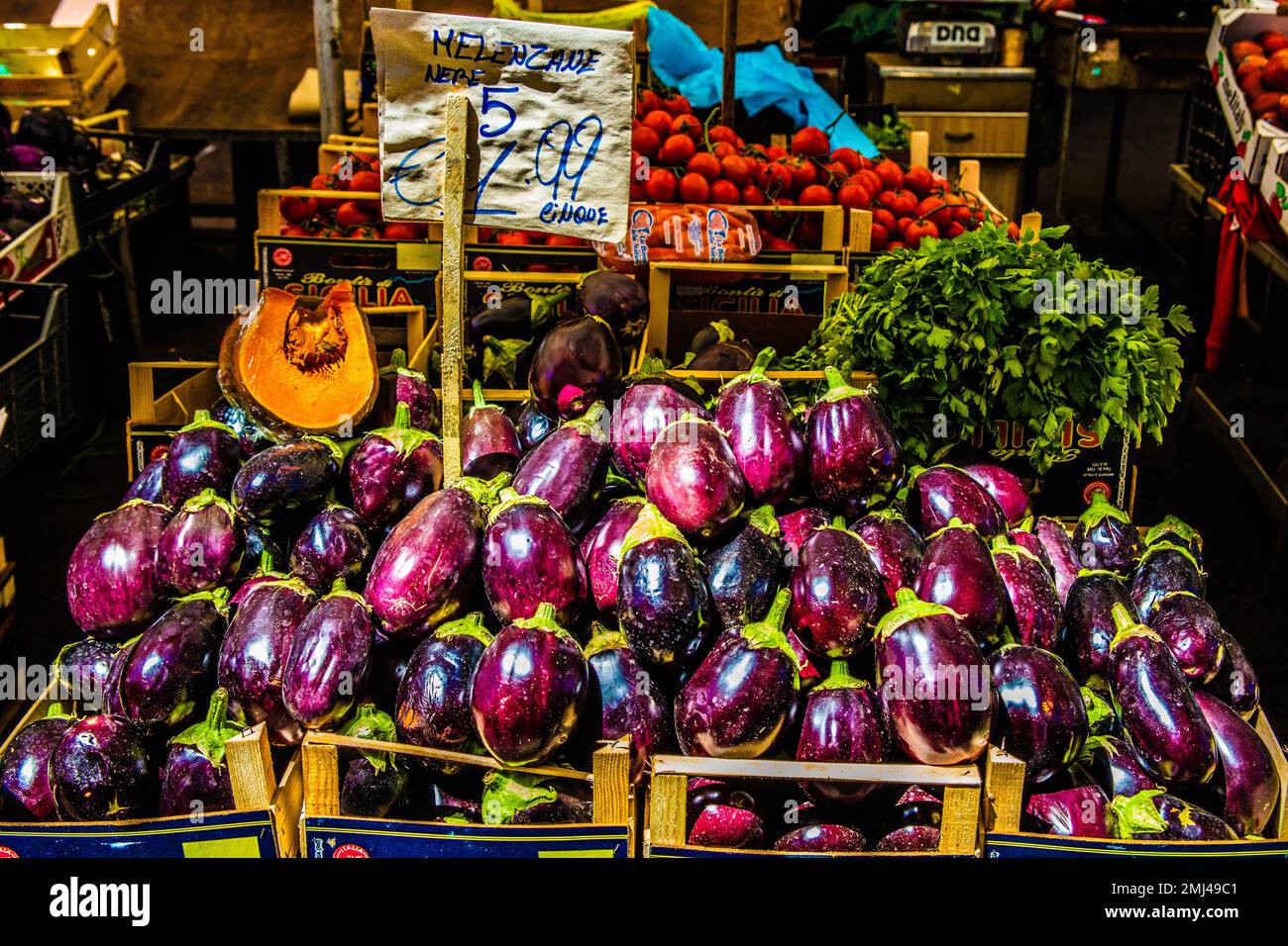 Aubergines, potager stall, Ballaro marché, le plus célèbre et ancien marché de Palerme avec le charme oriental, Sicile, Palerme, Sicile, Italie Banque D'Images