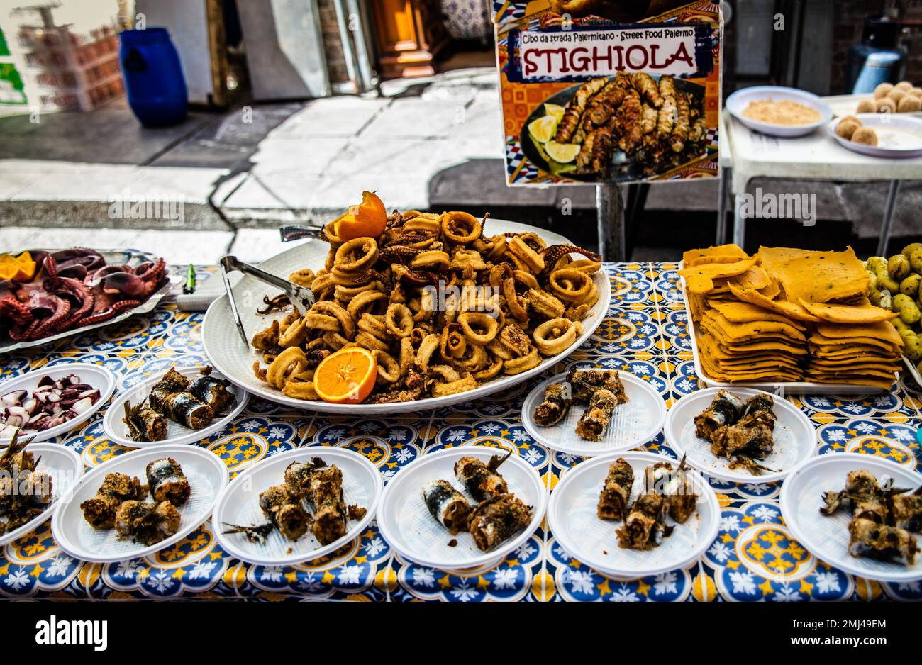 Frutti di Mare Streetfood, Ballaro marché, Palermos marché le plus célèbre et le plus ancien avec le charme oriental, Sicile, Palerme, Sicile, Italie Banque D'Images