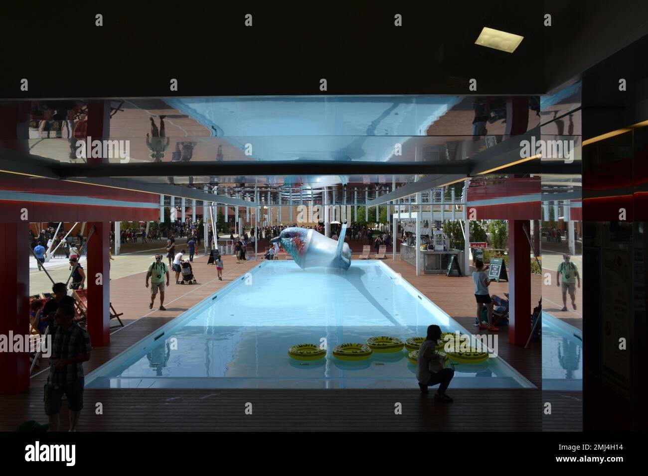 Décoration intérieure du pavillon tchèque de l'expo 2015. Sculpture futur de l'oiseau - voiture. La terrasse de Thermowood autour de la piscine avec l'eau douce bleue. Banque D'Images