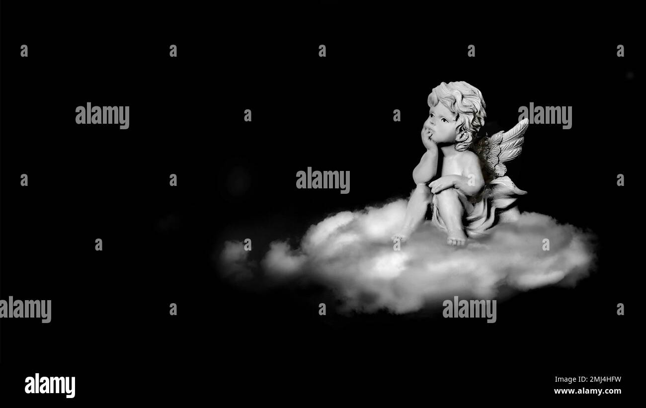 Ange gardien sur le nuage isolé sur fond noir avec copie spaceobject Banque D'Images