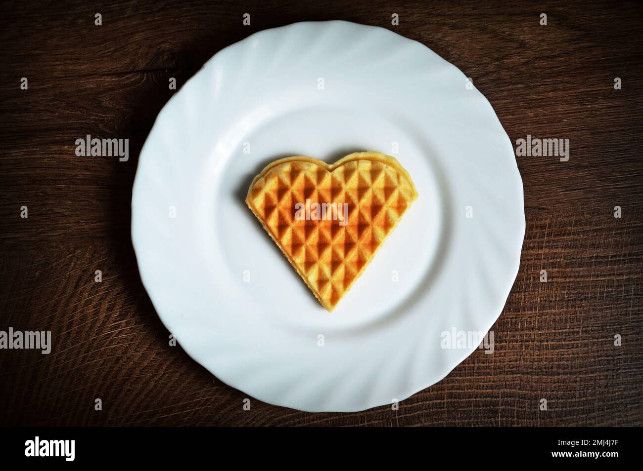 Gaufre en forme de cœur sur l'assiette. Plat Lay of Valentines Day petit déjeuner. Concept d'amour. Banque D'Images