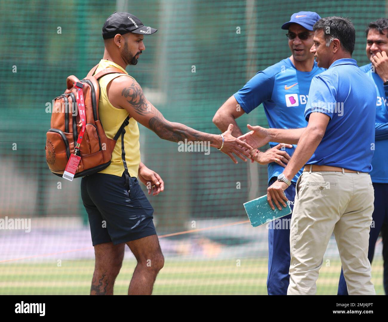India's Shikhar Dhawan, left, walks to shake hands with former Indian cricketer and Chairman National Cricket Academy Rahul Dravid during a training session ahead of their last T20 cricket match against South Africa in Bangalore, India, Friday, Sept. 20, 2019. (AP Photo/Aijaz Rahi) Banque D'Images
