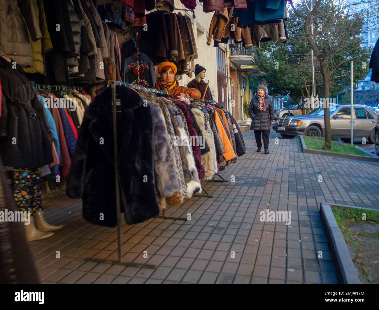 Batumi, Géorgie. 01.10.2023 Commerce de manteaux de fourrure dans la rue. Vendeur de vêtements de rue. Batumi. Commerce aérien ouvert. Vêtements chauds dans le sud. Pas de neige. Banque D'Images