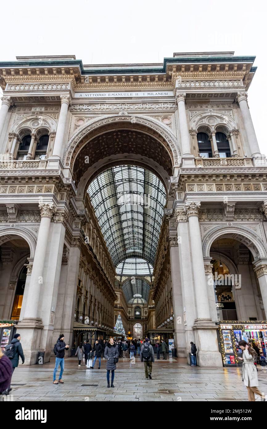 Milan, Italie - 30 décembre 2022 : entrée à la galerie Vittorio Emanuele II Cette galerie est un centre commercial de luxe et une célèbre attraction touristique de Milan. Banque D'Images