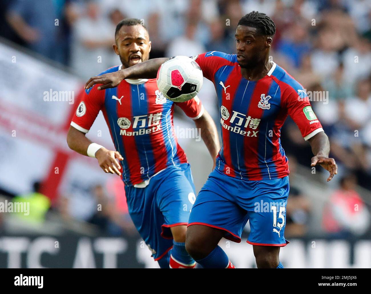 Crystal Palace's Jeffrey Schlupp controls the ball as teammate Crystal Palace's Alexander Sorloth looks on during the English Premier League soccer match between Tottenham Hotspur and Crystal Palace at White Hart Lane in London, Sunday, Sept. 15, 2019. (AP Photo/Alastair Grant) Banque D'Images