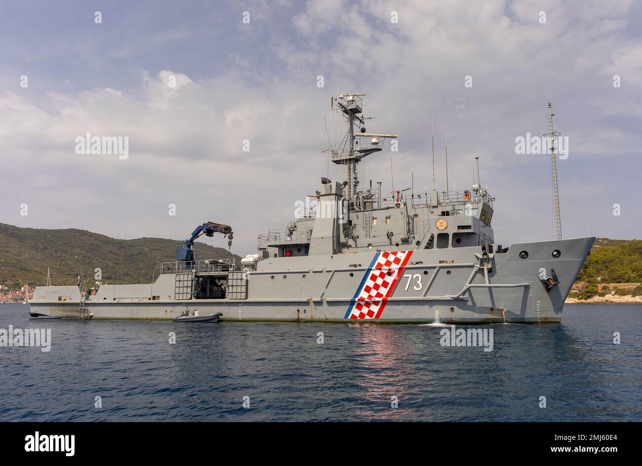 VIS, CROATIE, EUROPE - HRM Faust Vrancic BS73, un navire de la marine croate dans le port de vis, mer Adriatique. Banque D'Images