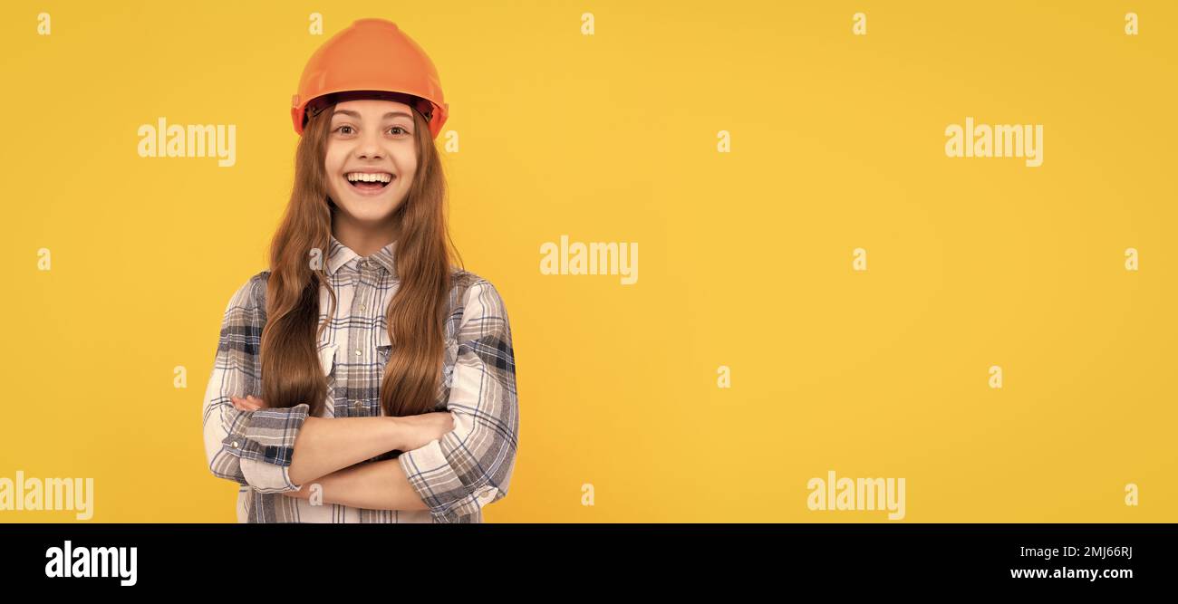 beau sourire. concept de construction. happy child worker porter un casque. Enfant en forme d'affiche horizontale de casque de chantier. En-tête de bannière, espace de copie. Banque D'Images