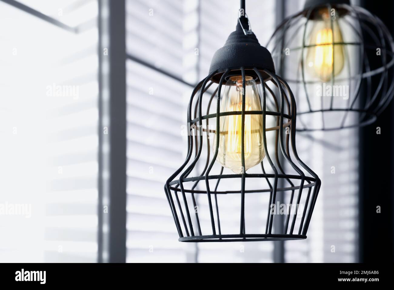 Élégante suspension métallique avec ampoule Edison à l'intérieur Banque D'Images