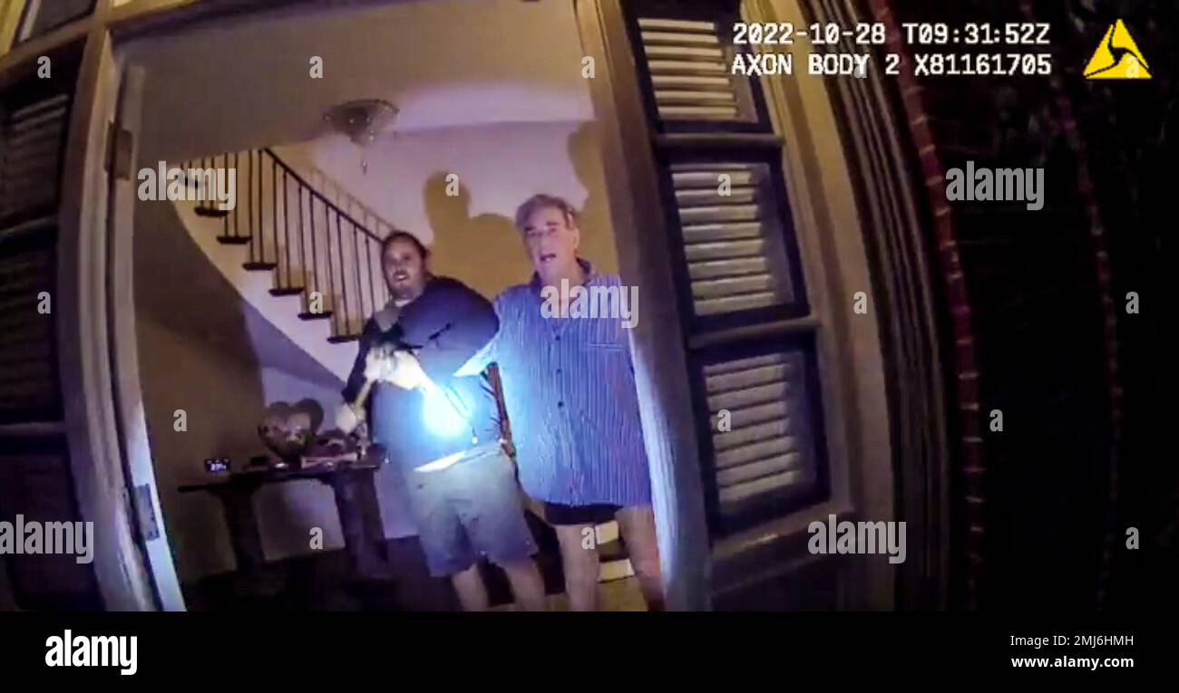 La Cour supérieure de San Francisco a rendu public les vidéos de la police de San Francisco de 28 novembre 2022 dans l’affaire People contre David DePape, conformément à l’ordonnance du juge Stephen M. Murphy. DePape est montré sur la gauche tenant le bras de Paul Pelosi (sur la droite), brandissant un marteau et attaquant Pelosi, mari de Nancy Pelosi, alors porte-parole de la Maison des États-Unis. L'attaque s'est produite dans la maison de Pelosi à San Francisco. (Photos de la cour supérieure de San Francisco) Banque D'Images