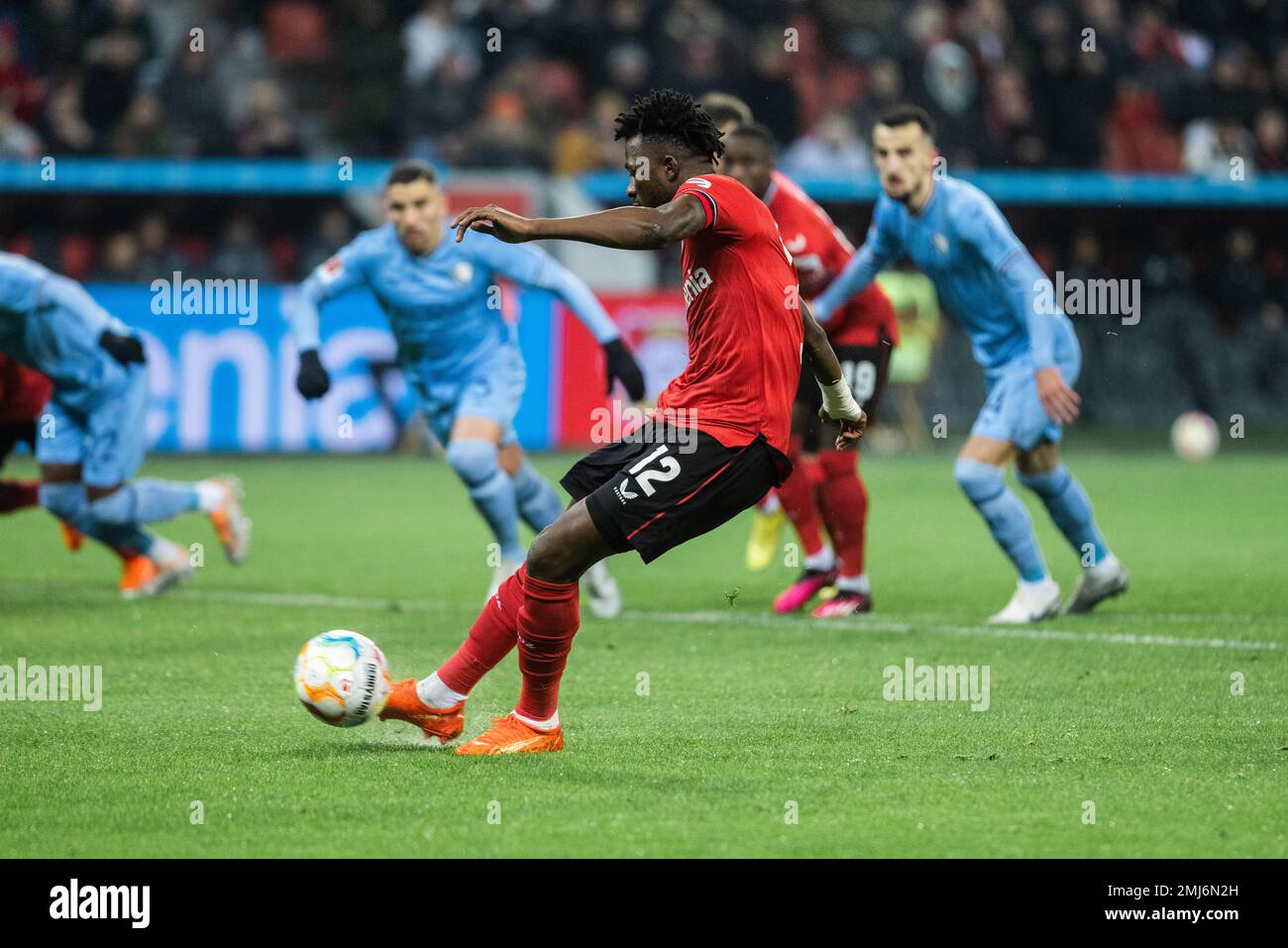 Leverkusen, BayArena, 25.01.23: Edmond Faycial Tapsoba verwandelt einen (Bochum) Foulelfmeter zum 1:0 Tor beim 1.Bundesliga Spiel Bayer 04 Leverkusen Banque D'Images