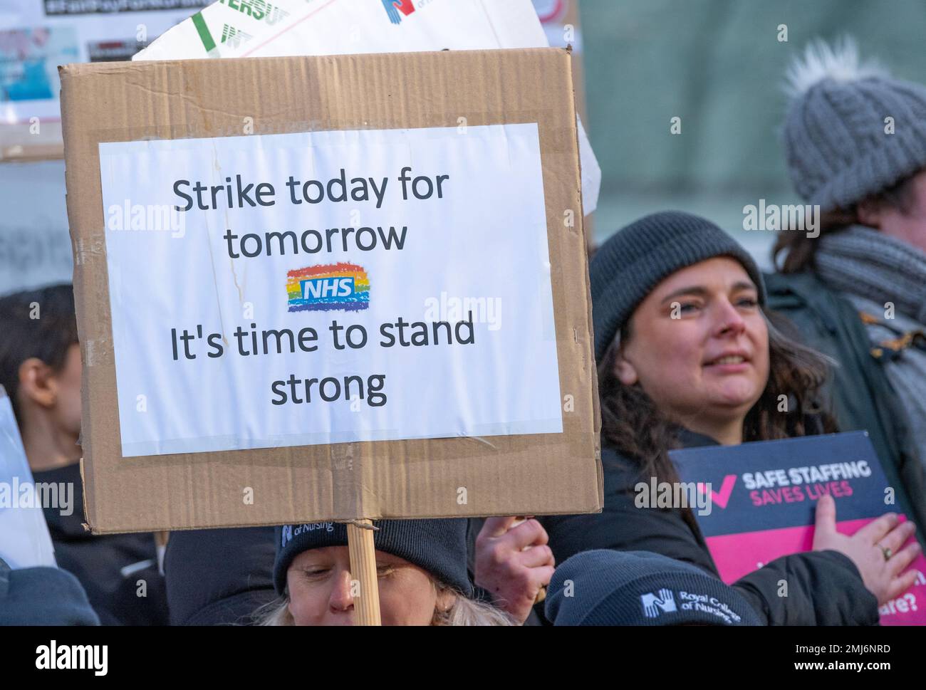 Grève des infirmières portant des panneaux, manifestant devant l'entrée de l'hôpital universitaire de Londres, pour protester contre les réductions gouvernementales et les salaires injustes. Banque D'Images