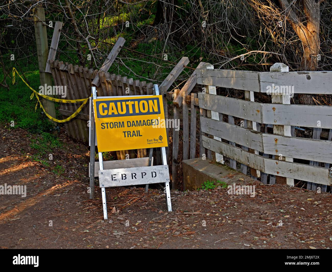 Attention tempête panneau de sentier endommagé dans le parc régional de Dry Creek, Union City, Californie Banque D'Images