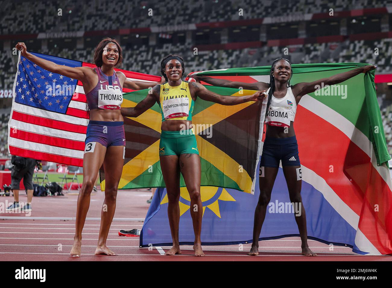 Elaine Thompson-Herah (JAM) -C-.Champion olympique,Gabrielle Thomas (USA) médaillée de bronze -L- et Christine Mboma (NAM) silverr médaillée il femmes 200 mètres aux Jeux Olympiques d'été 2020 (2021), Tokyo, Japon Banque D'Images