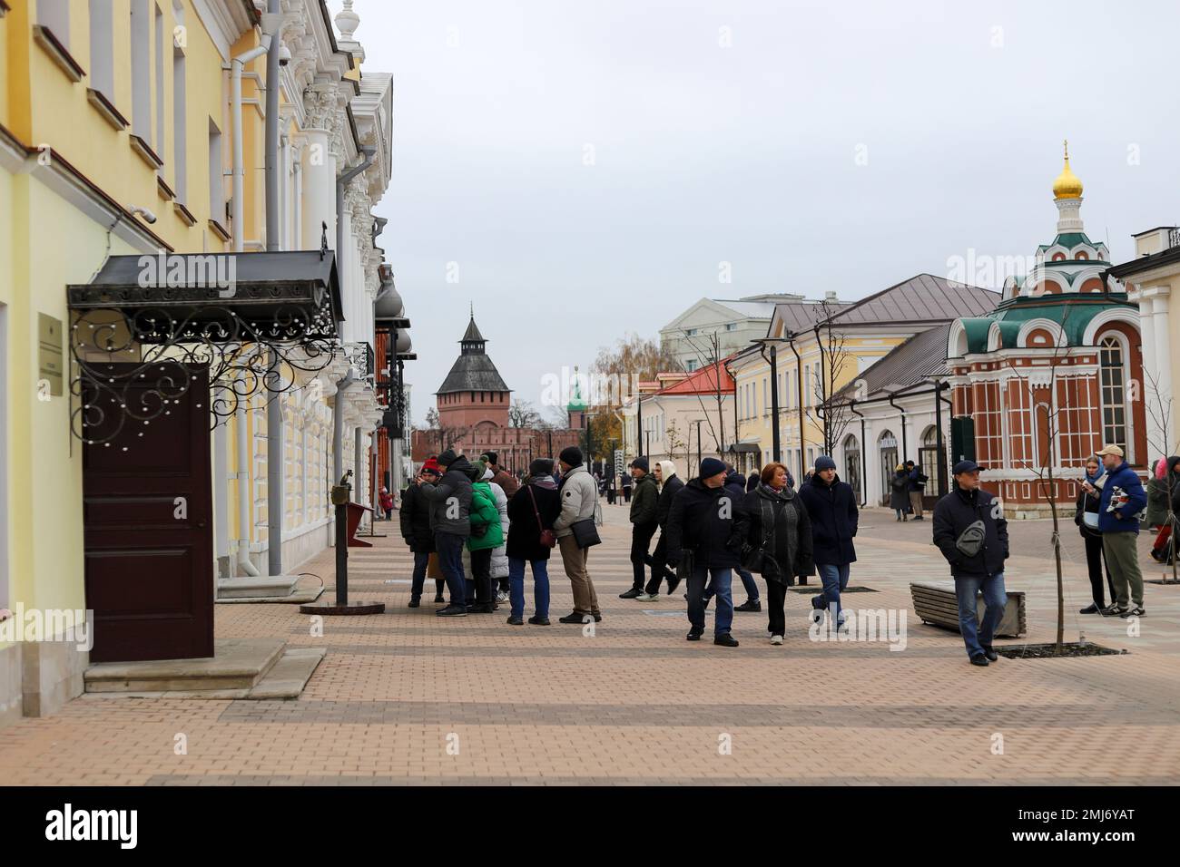 Tula, Russie - 6 novembre 2022: Rue piétonne de Metallistov. Chapelle Paraskeva Fridays. Le point de vue du Kremlin Banque D'Images