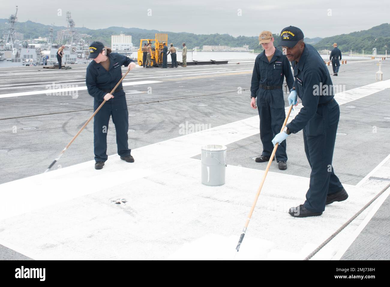 220825-N-UF592-1055 YOKOSUKA (Japon) (le 25 août 2022) Airman Ashley Fromme, à gauche, d'Orlando, en Floride, et Airman Julian Bibb, de Detroit, au Michigan, peignent le pont de vol des États-Unis Le seul porte-avions de la Marine, USS Ronald Reagan (CVN 76), août 25. Ronald Reagan, le navire amiral du Carrier Strike Group 5, fournit une force prête à combattre qui protège et défend les États-Unis, et soutient les alliances, les partenariats et les intérêts maritimes collectifs dans la région Indo-Pacifique. Banque D'Images