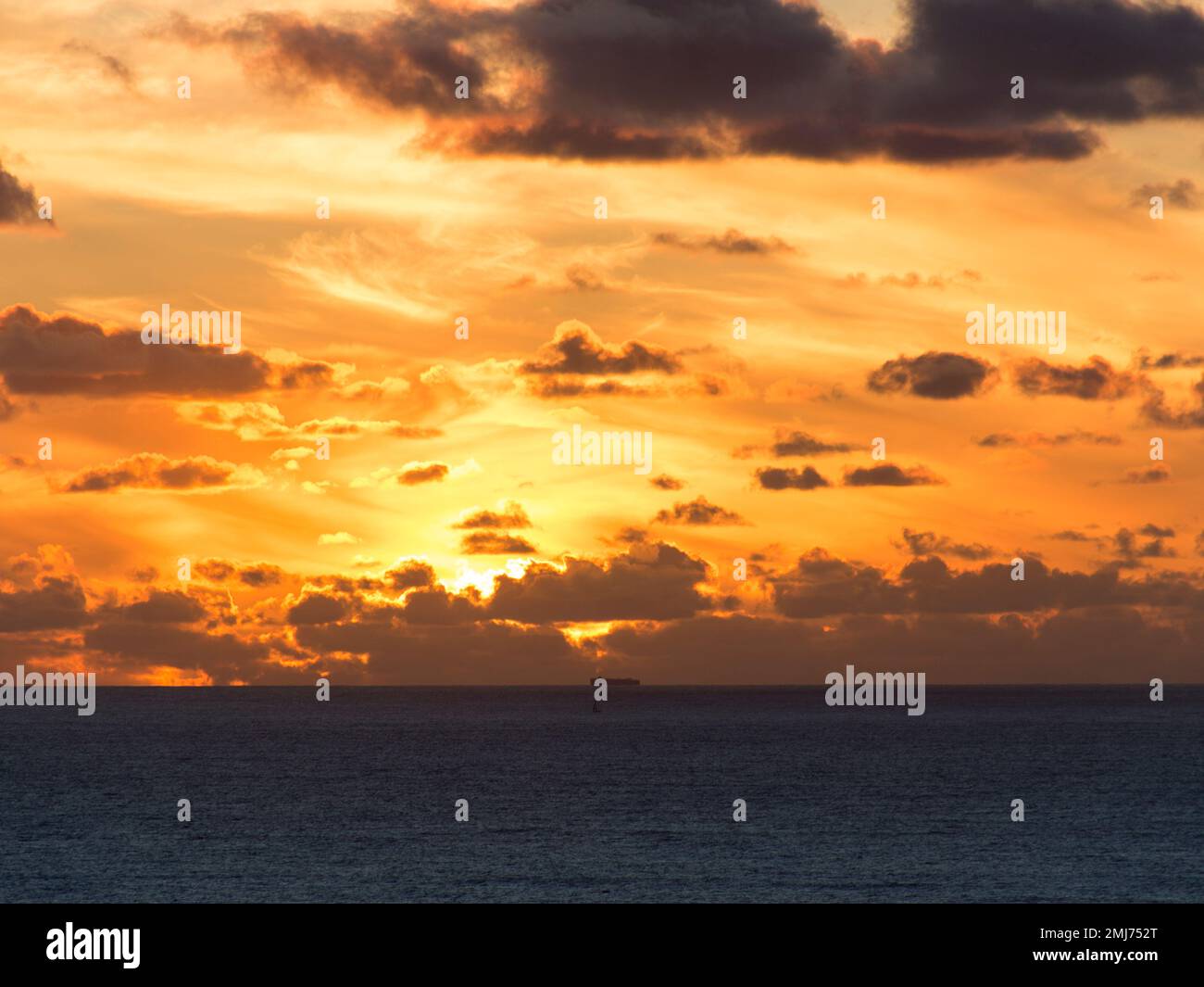 Coucher de soleil en mer avec navire, océan Atlantique, vue de Ribeira d'Ilhas, Ericeira - Portugal Banque D'Images