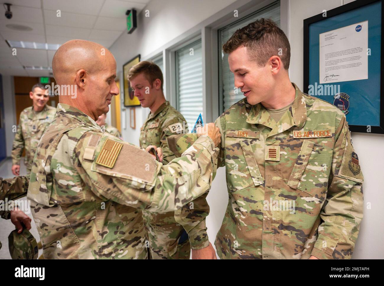 Le colonel Michael Assid, IMA senior de l'entraînement spatial et du commandement de préparation, donne son PATCH STARCOM à un américain Cadet de l'Académie de la Force aérienne après une visite du programme FalconSAT aux États-Unis Air Force Academy, Colorado, 25 août 2022. Les dirigeants DE STARCOM doivent inclure les commandants de Delta, les dirigeants, le personnel et les conjoints inscrits aux États-Unis Air Force Academy, du 24 au 25 août, afin de célébrer les réalisations du commandement en première année et de discuter des objectifs de la deuxième année axés sur la préparation de chaque gardien à l’emporter dans la compétition et les conflits dans le domaine spatial. Banque D'Images