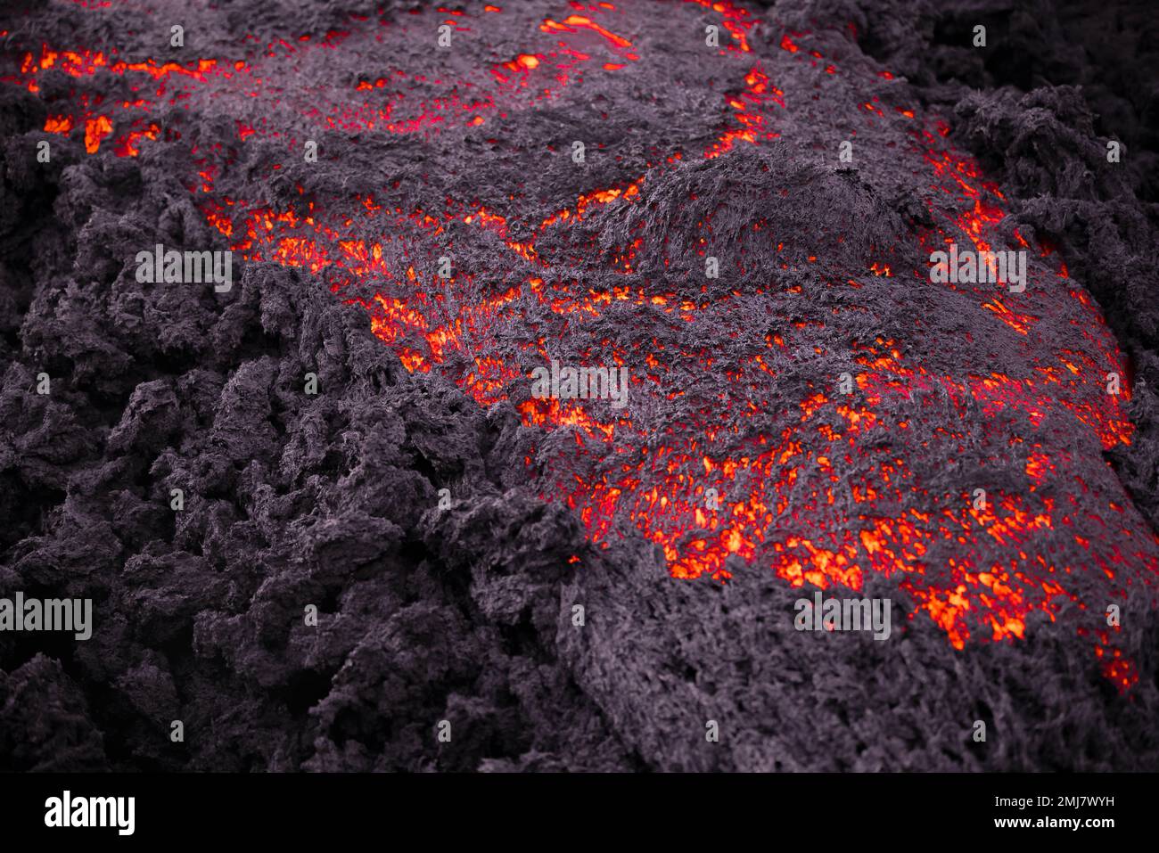 Lave incandescente che scorre - colata di lave e magma vista in dettaglio Banque D'Images