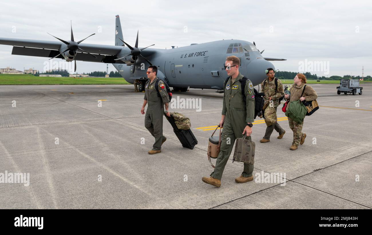Les pilotes et les maîtres de charges du 36th escadron de transport aérien traversent la ligne de vol après un vol d'entraînement réussi de chute de cargaison C-130J Super Hercules à la base aérienne de Yokota, au Japon, le 25 août 2022. Une formation cohérente est nécessaire pour maintenir l'état de préparation, car les pilotes et les maîtres de chantier effectuent en permanence une formation sur le terrain avec des pairs plus expérimentés afin de faire leurs tâches de vol le plus possible. Banque D'Images