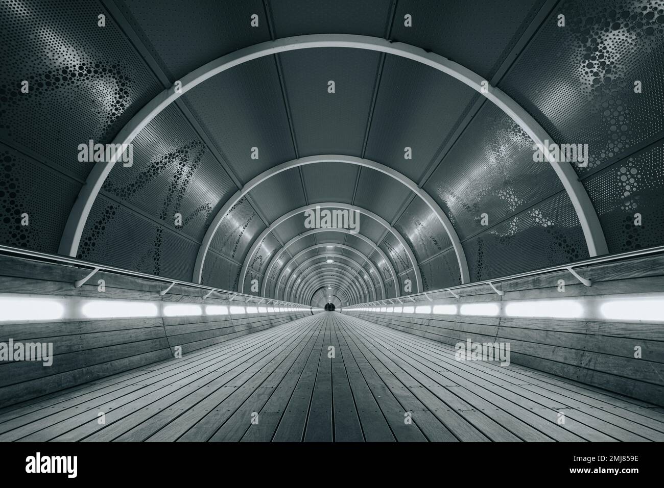 Grand plan du célèbre 'kijkbuis' un pont de la gare à l'atelier de télévision de Hilversum, aux pays-Bas. Concept de noir et blanc Banque D'Images