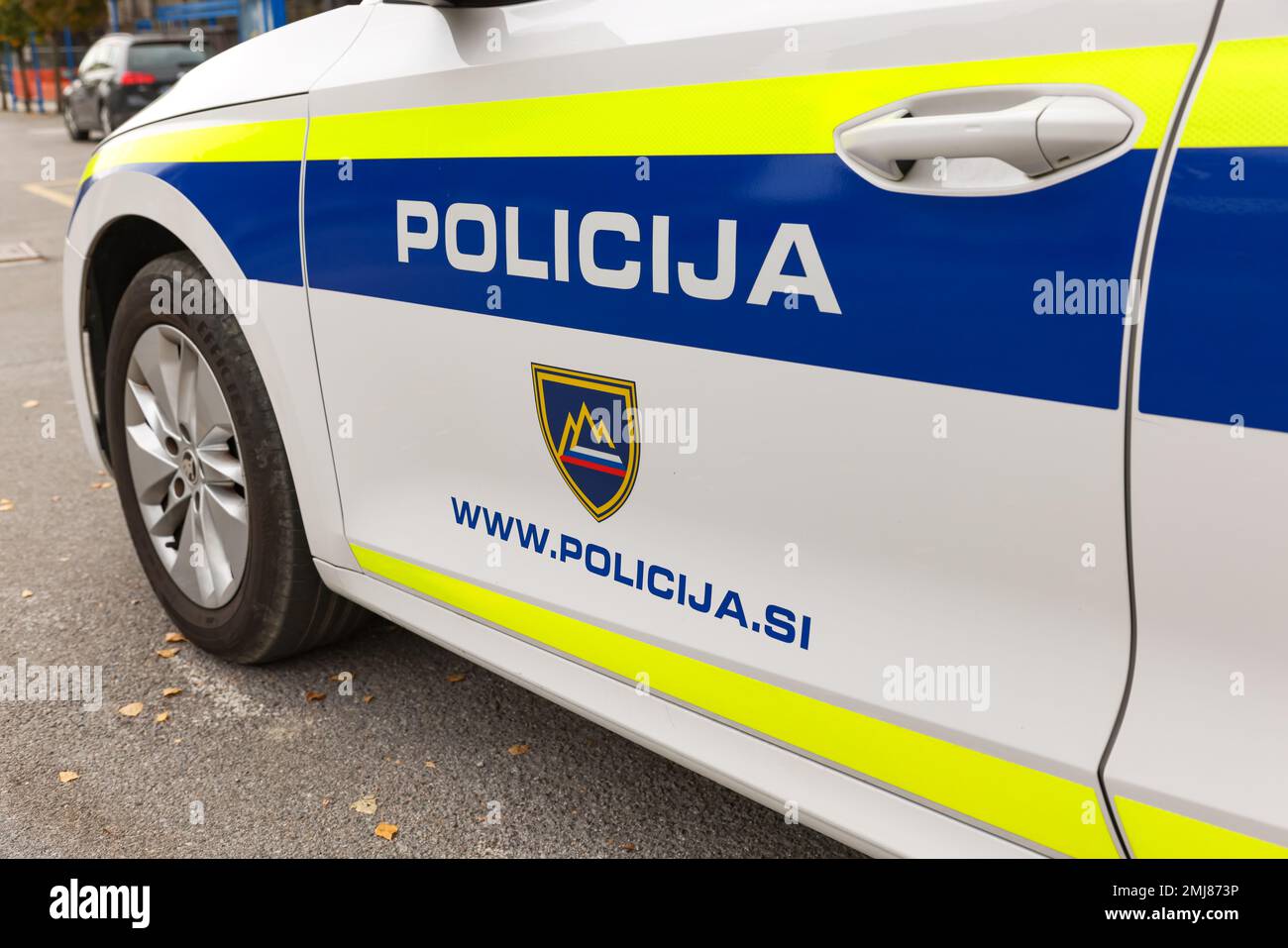 Kranj, Slovénie - 21 octobre 2022 : patrouille de police slovène garée devant le poste de police de Kranje. Voiture de police avec le lettrage 'Polic Banque D'Images