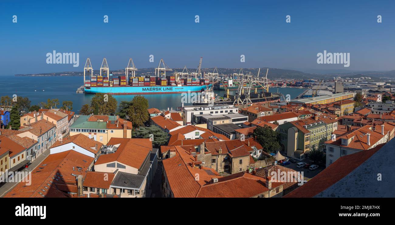 Koper, Slovénie - 14 octobre 2022: Vue panoramique sur le port de Koper en Slovénie avec vue sur le déchargement du navire à conteneurs Banque D'Images