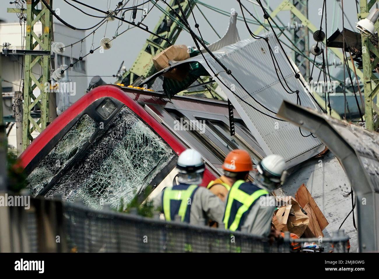 The Keikyu express train sits derailed after its collision with a truck in Yokohama, south of Tokyo Thursday, Sept. 5, 2019. The commuter train and a truck loaded with boxes of citrus collided at a rail crossing near Tokyo on Thursday, Japanese authorities said. (AP Photo/Eugene Hoshiko) Banque D'Images