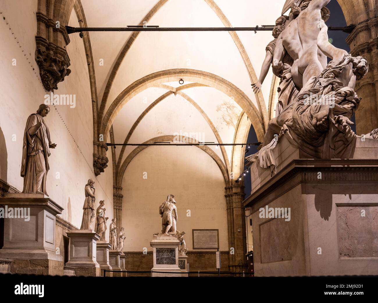 Statues dans la Loggia dei Lanzi, la nuit, lumière chaude atmosphère, sur la place Signoria, centre-ville de Florence, Italie Banque D'Images
