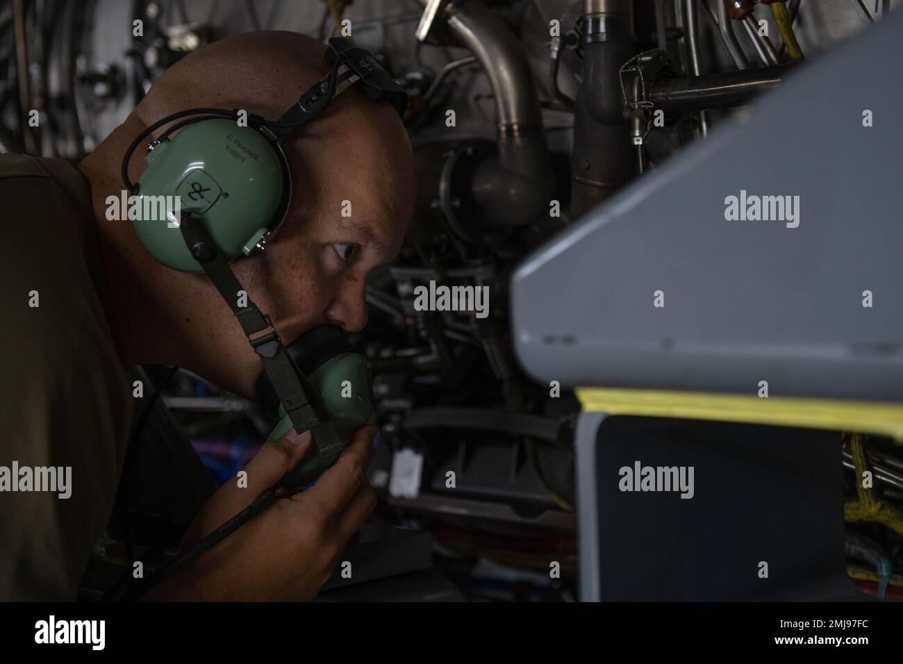 ÉTATS-UNIS Le sergent d'état-major de la Force aérienne, Wallace Winkler, artisan de cellule d'essai du 18th Component Maintenance Squadron, inspecte les composants d'un moteur F-15C Eagle à l'intérieur de la cellule d'essai de la base aérienne de Kadena (Japon), le 25 août 2022. Les aviateurs affectés à la cellule d'essai du moteur vérifient l'absence de fuites ou de dommages avant et après les essais pour s'assurer que le moteur est sécuritaire. Banque D'Images