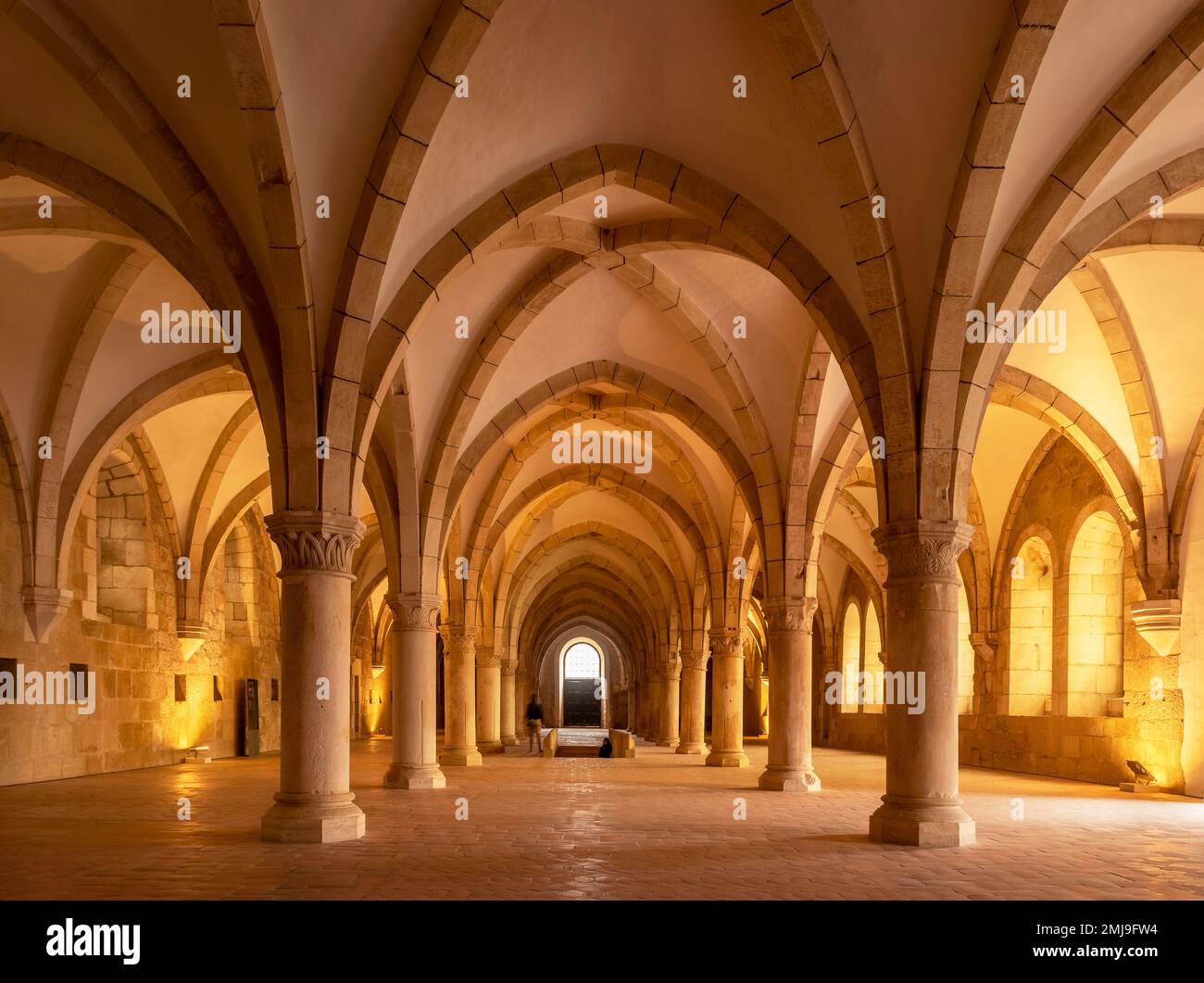 Alcobaça, Portugal - 24 août 2022 : vue sur l'intérieur du dortoir du monastère d'Alcobaça au Portugal. Banque D'Images