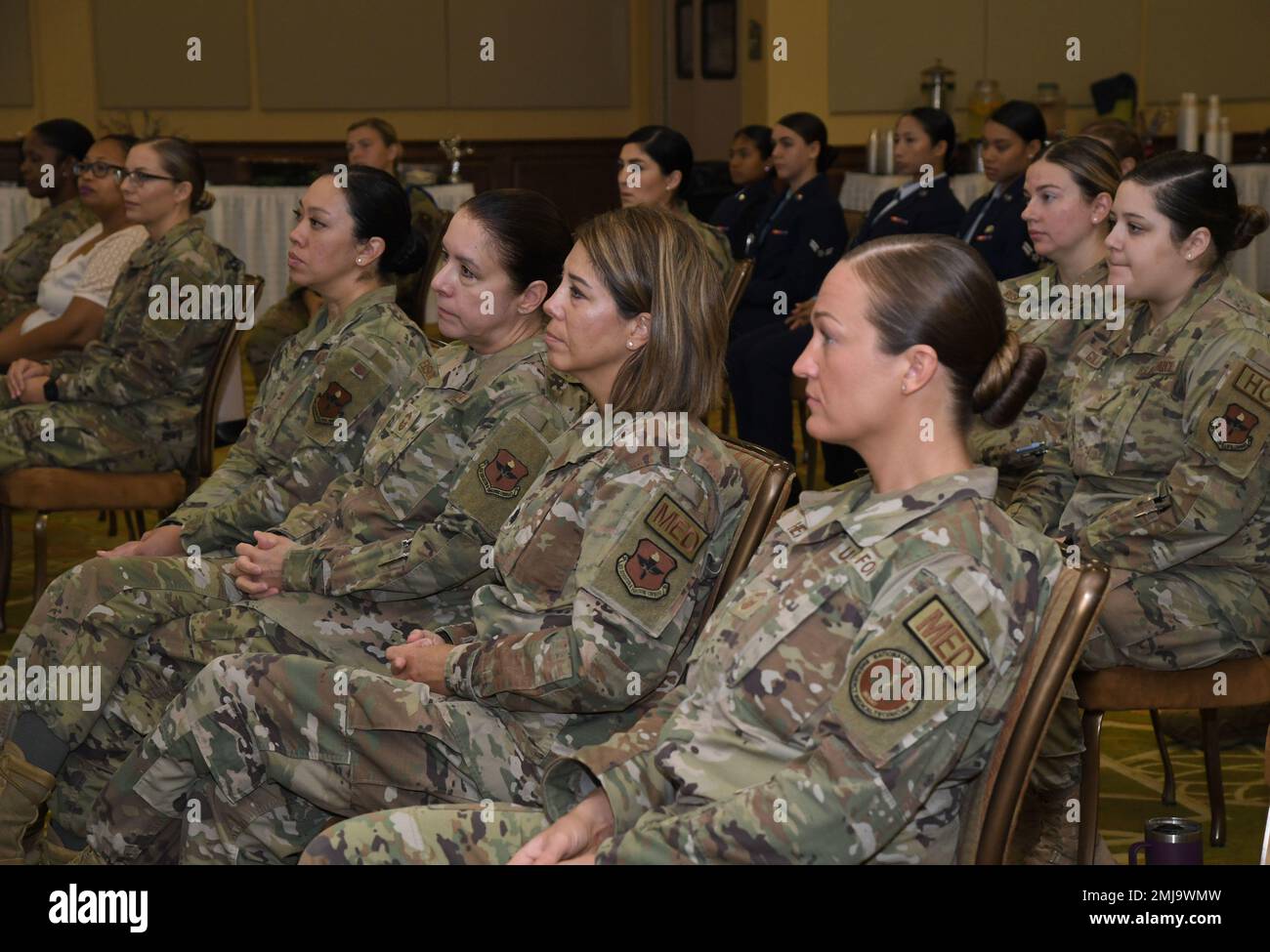 Le personnel de Keesler participe à l'événement de la Journée de l'égalité des femmes au centre d'événements de Bay Breeze à la base aérienne de Keesler, Mississippi, le 26 août 2022. À l’occasion de la Journée de l’égalité des femmes, nous honorons le mouvement pour le suffrage universel qui a conduit à l’amendement de 19th, célébrons les progrès des femmes au fil des ans et renouvelons notre engagement à promouvoir l’équité entre les sexes et à protéger les droits des femmes. Banque D'Images