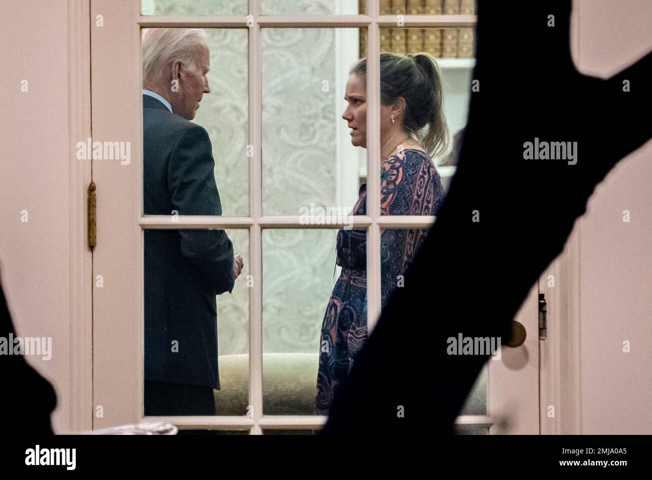 ÉTATS-UNIS Le président Joe Biden s'entretient avec Annie Tomasini, assistante du président et directrice des opérations du Bureau ovale, avant de réveiller la colonnade et de monter à bord de Marine One sur la pelouse sud de la Maison Blanche à Washington, DC, vendredi, 27 janvier 2023. Photo de Ken Cedeno/Pool/Sipa USA Banque D'Images
