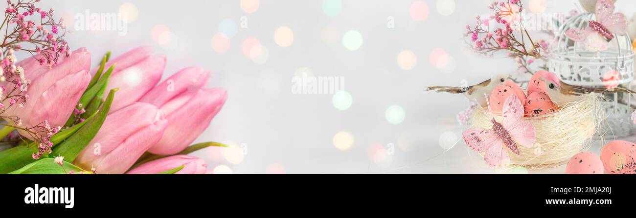 Fond de Pâques avec œufs de Pâques colorés et fleurs en fleurs. Tulipes. Composition de Pâques. Pâques. Bannière. Copier l'espace Banque D'Images