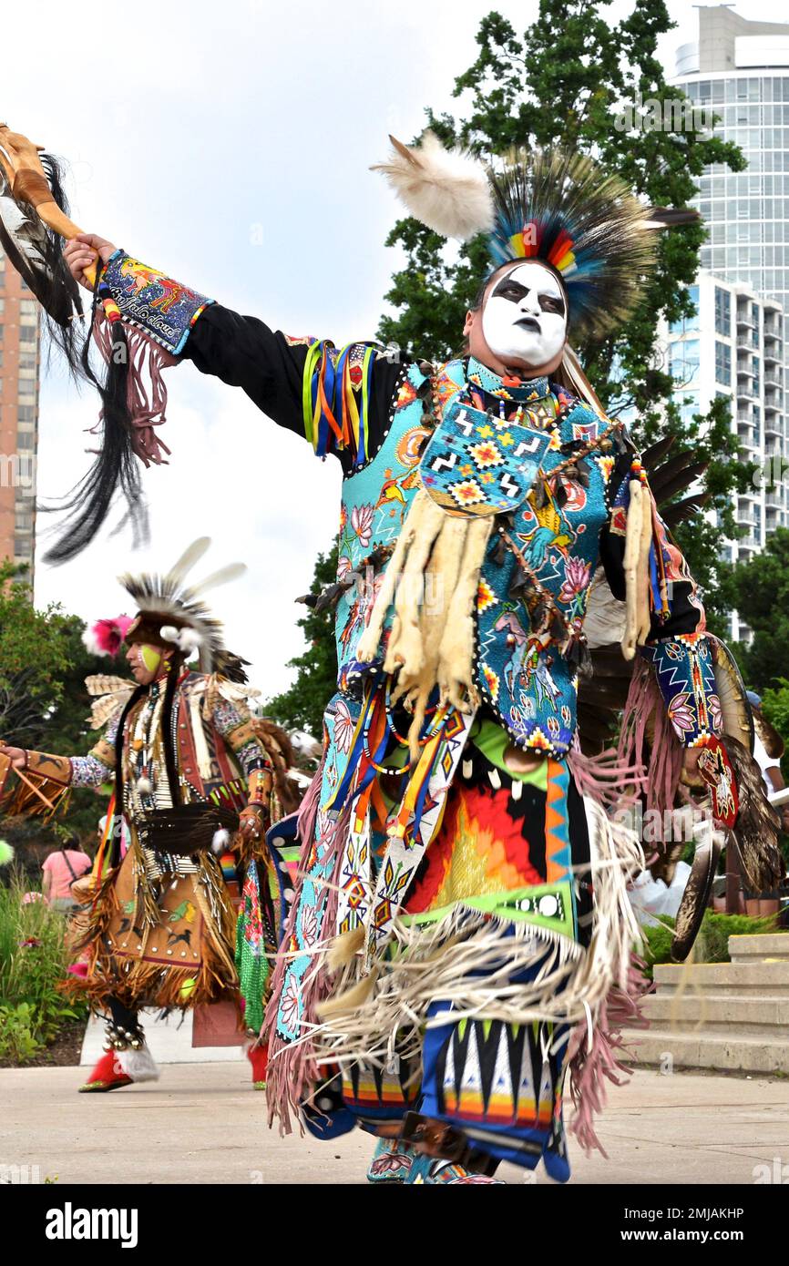 Autochtones dans des vêtements autochtones traditionnels canadiens, qui exécutent la danse traditionnelle le jour de la fête du Canada Banque D'Images