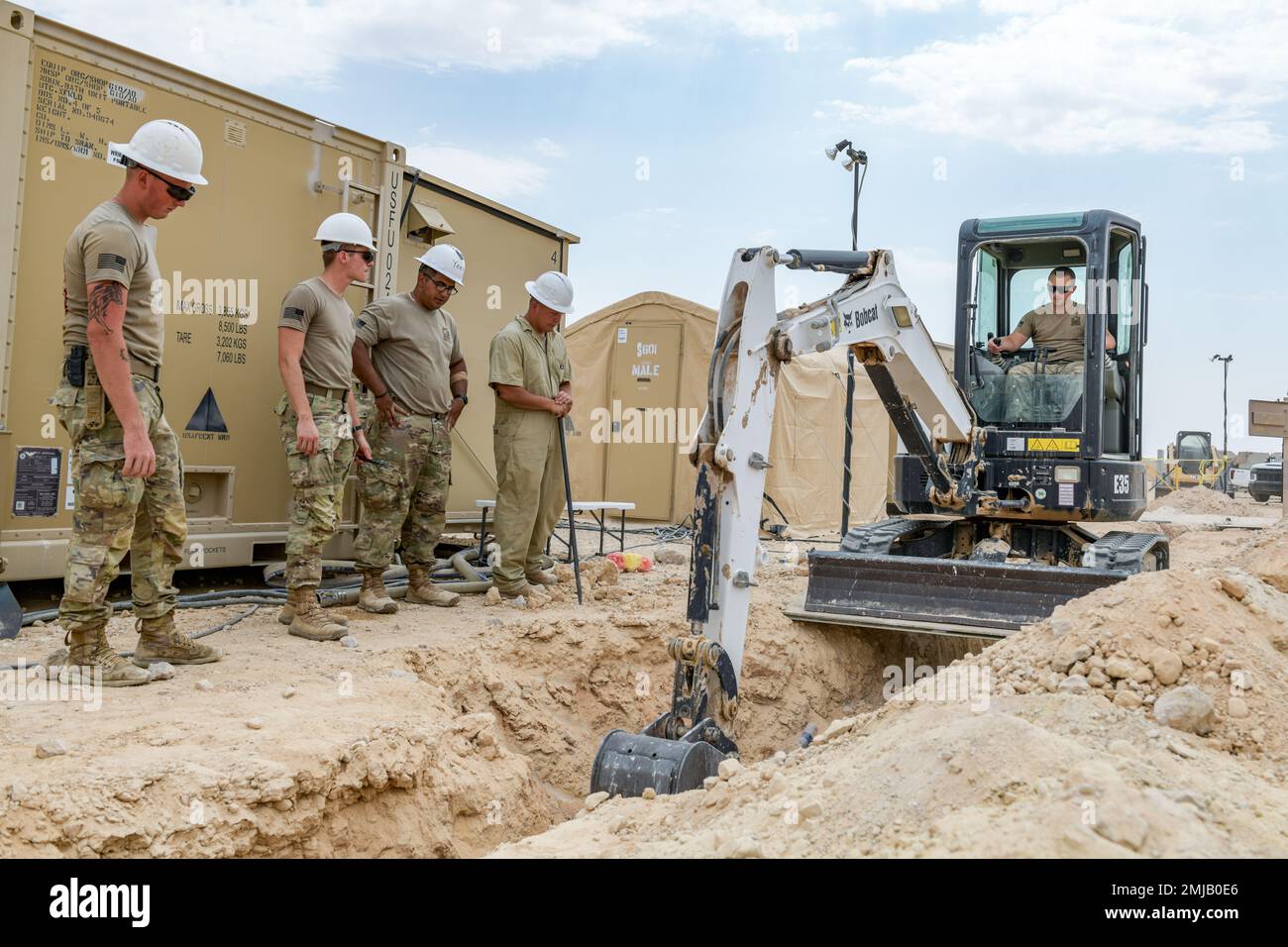 ÉTATS-UNIS Brian Johnston, un plombier de la compagnie de construction verticale 1436th Engineer, excave une tranchée de ligne d'eau sur la base aérienne de Prince Sultan, Royaume d'Arabie Saoudite, le 26 août 2022. L'EVCC 1436th vient compléter une variété de 378th ateliers ECES, y compris les systèmes d'eau et de carburant, l'atelier de chauffage, de ventilation et de climatisation, l'atelier de revêtements et d'équipement de construction et l'atelier de structures. L’atelier des systèmes d’alimentation en eau et en carburant maintient toutes les conduites d’alimentation en carburant et d’eau, ainsi que l’entreposage et la distribution de la SAEA. Pour ce faire, les aviateurs et les soldats gèrent la plomberie et le système de collecte des eaux usées Banque D'Images