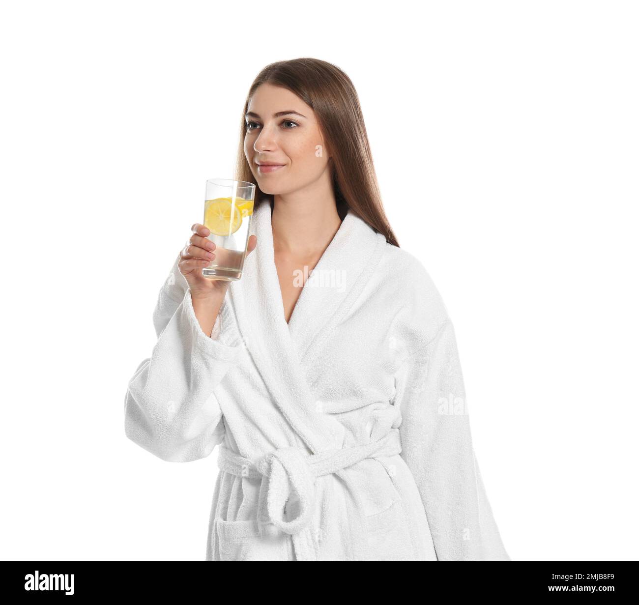 Jeune femme buvant de l'eau de citron sur fond blanc Banque D'Images