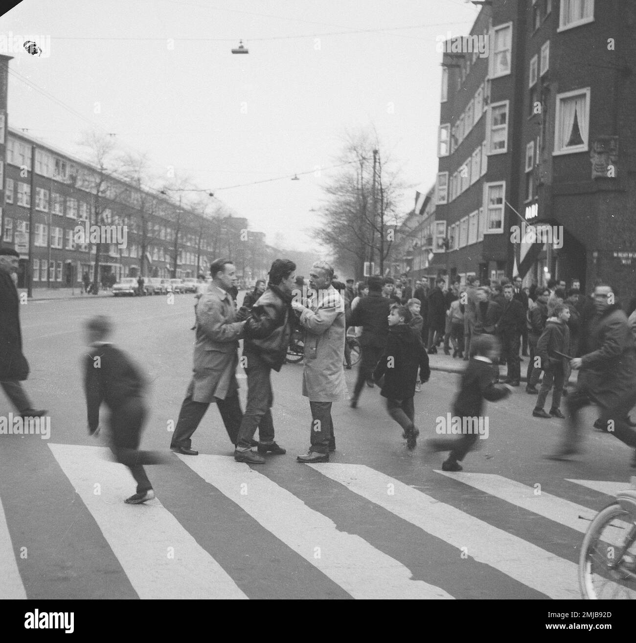 Histoire des pays-Bas : Nozems (hoodlums) perturbe deux minutes de silence pour commémorer les morts de la Seconde Guerre mondiale; Date : 4 mai 1962 Banque D'Images