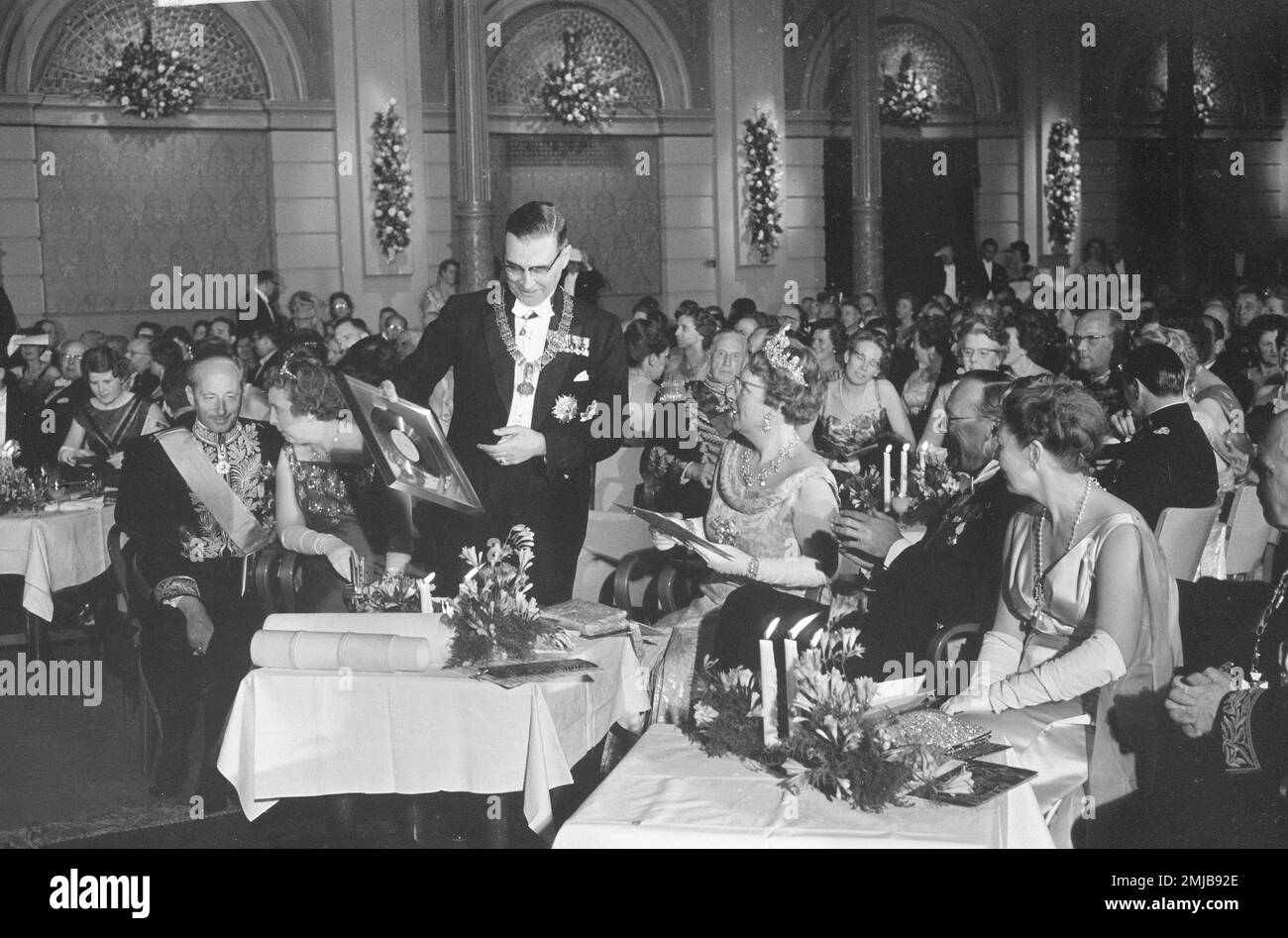 Histoire des pays-Bas : Reine Juliana et Prince Bernhard pendant la soirée festive au Concertgebouw ; Date : 30 avril 1962 Banque D'Images