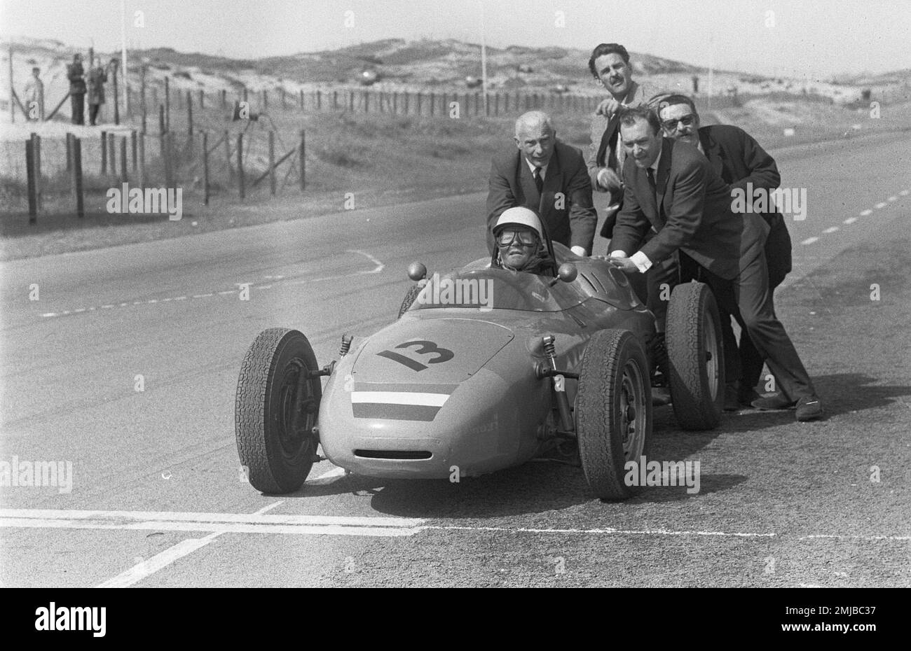 Histoire des pays-Bas: Les pilotes qui prennent des tours d'entraînement pour le Championnat du monde de Formule 1 sur le circuit de Zandvoort aux pays-Bas ca. 18 mai 1962 Banque D'Images