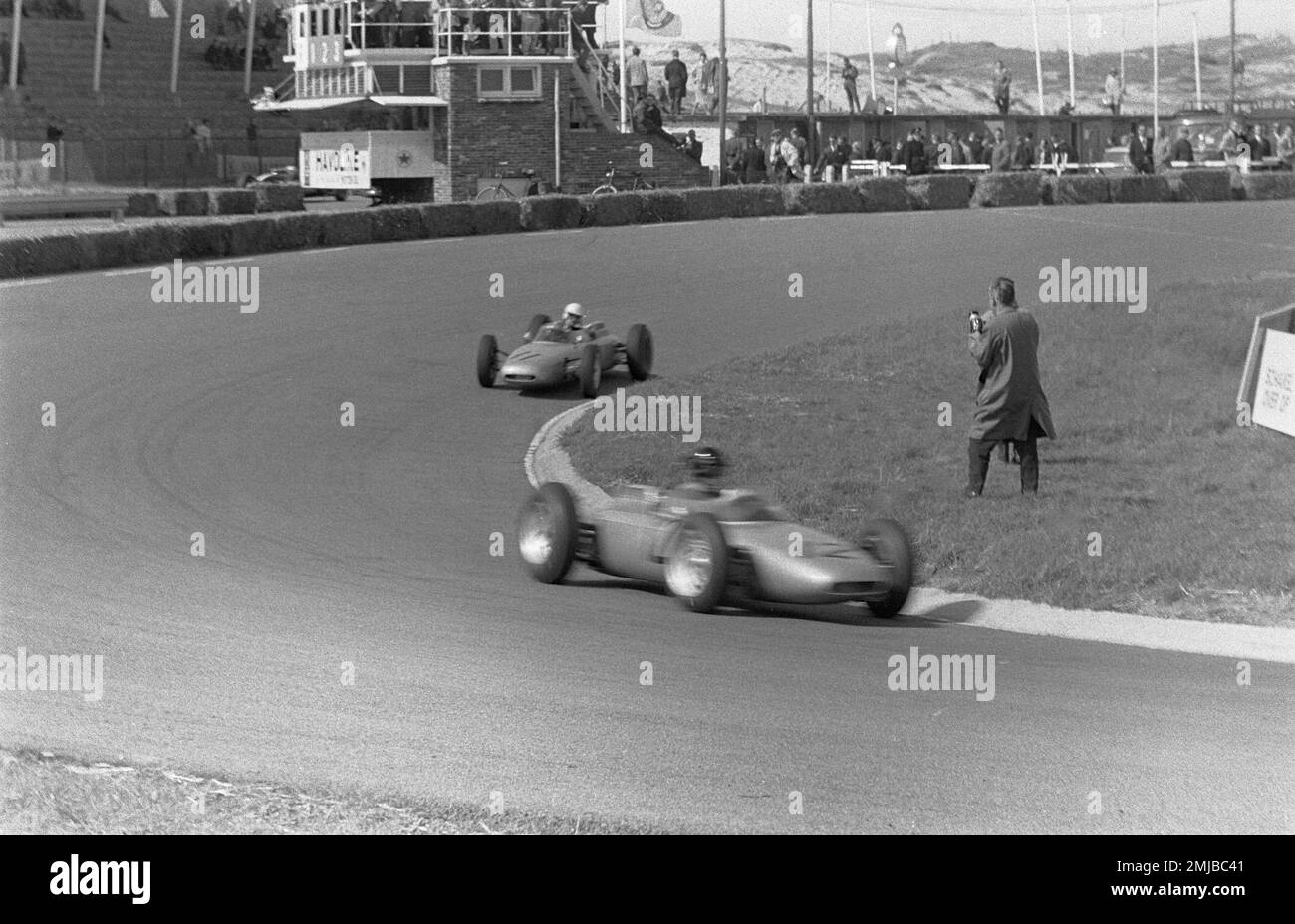 Histoire des pays-Bas: Les pilotes qui prennent des tours d'entraînement pour le Championnat du monde de Formule 1 sur le circuit de Zandvoort aux pays-Bas ca. 18 mai 1962 Banque D'Images