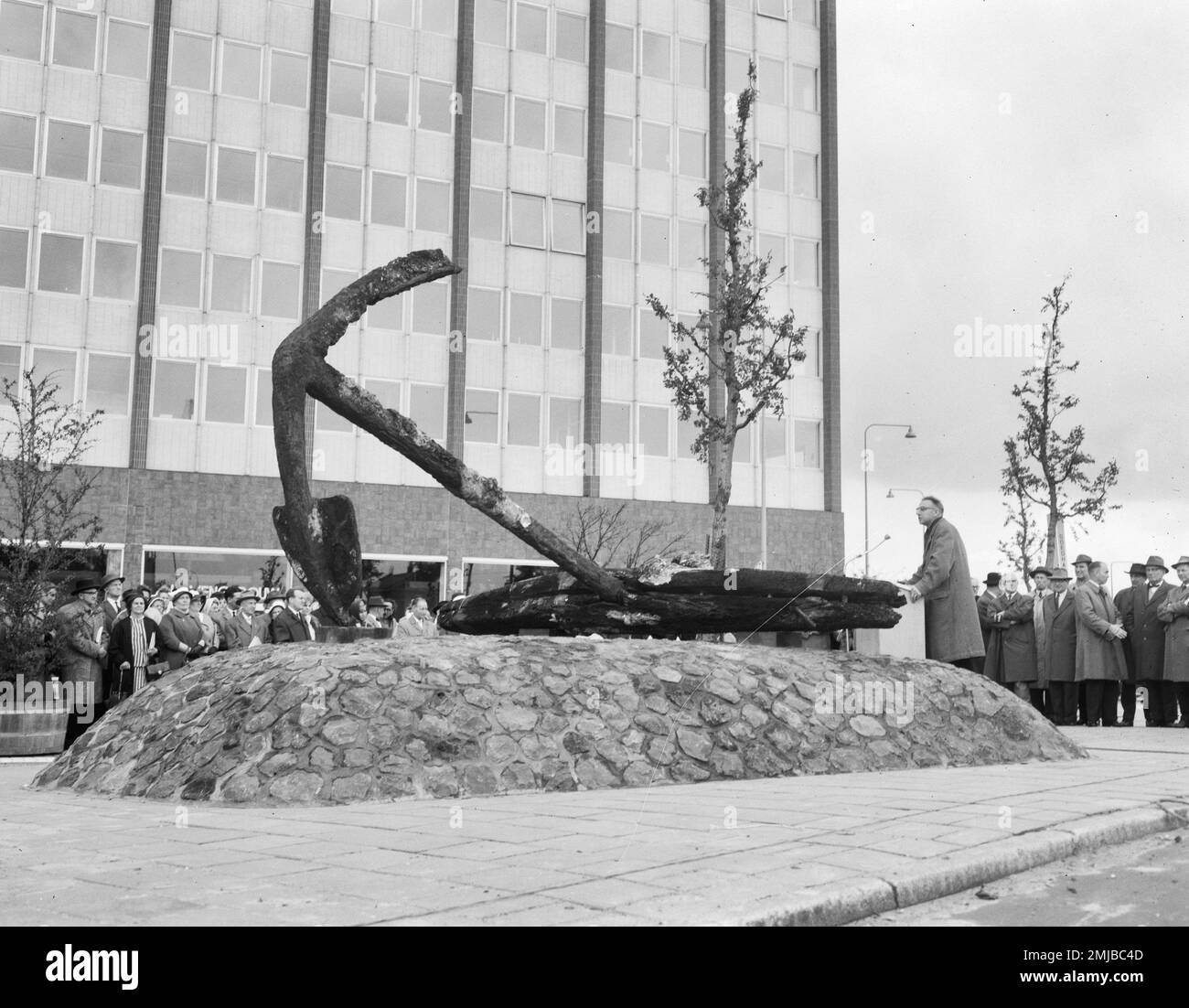 La statue appelée Stoanker est dévoilée en face de l'édifice du port sur le de Ruyterkade à Amsterdam; Date : 26 mai 1962 Banque D'Images