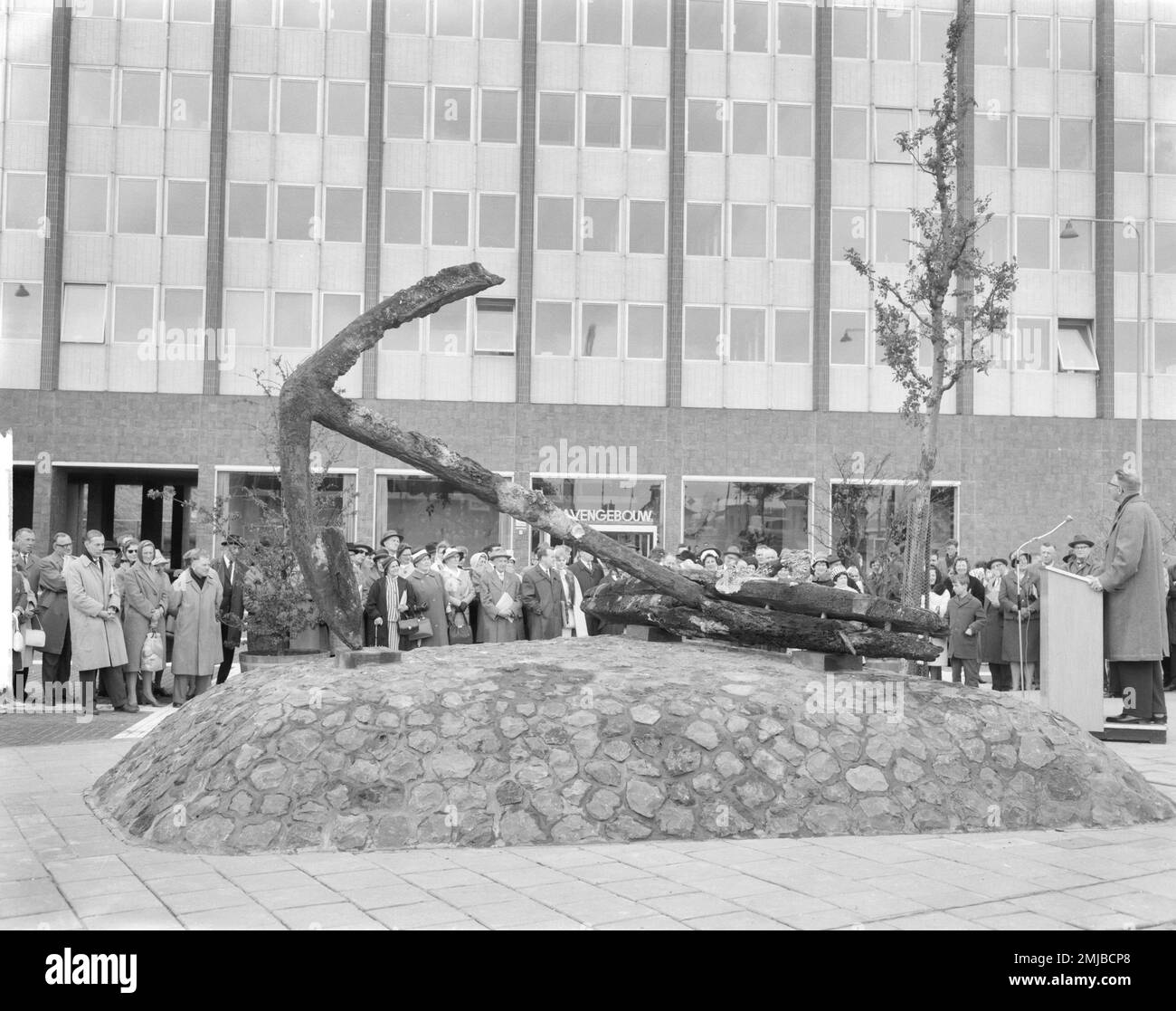 La statue appelée Stoanker est dévoilée en face de l'édifice du port sur le de Ruyterkade à Amsterdam; Date : 26 mai 1962 Banque D'Images
