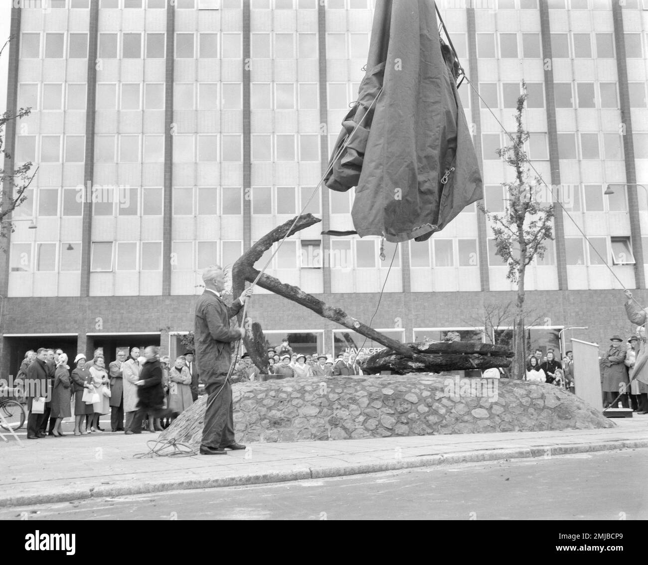 La statue appelée Stoanker est dévoilée en face de l'édifice du port sur le de Ruyterkade à Amsterdam; Date : 26 mai 1962 Banque D'Images