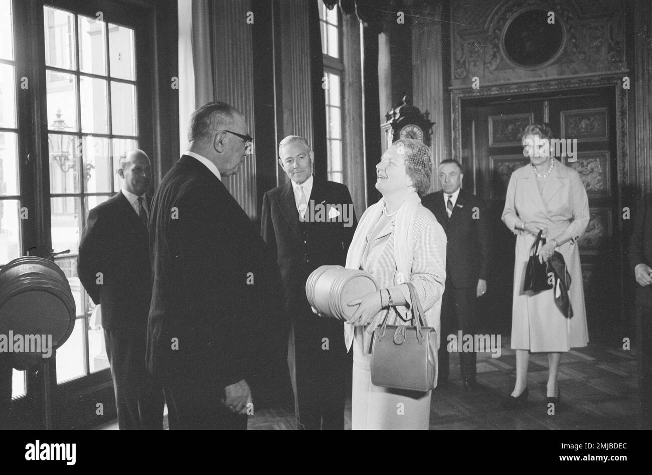 Histoire des pays-Bas: La reine Juliana est présentée avec un fût de hareng vert; Date: 1 juin 1962 Banque D'Images