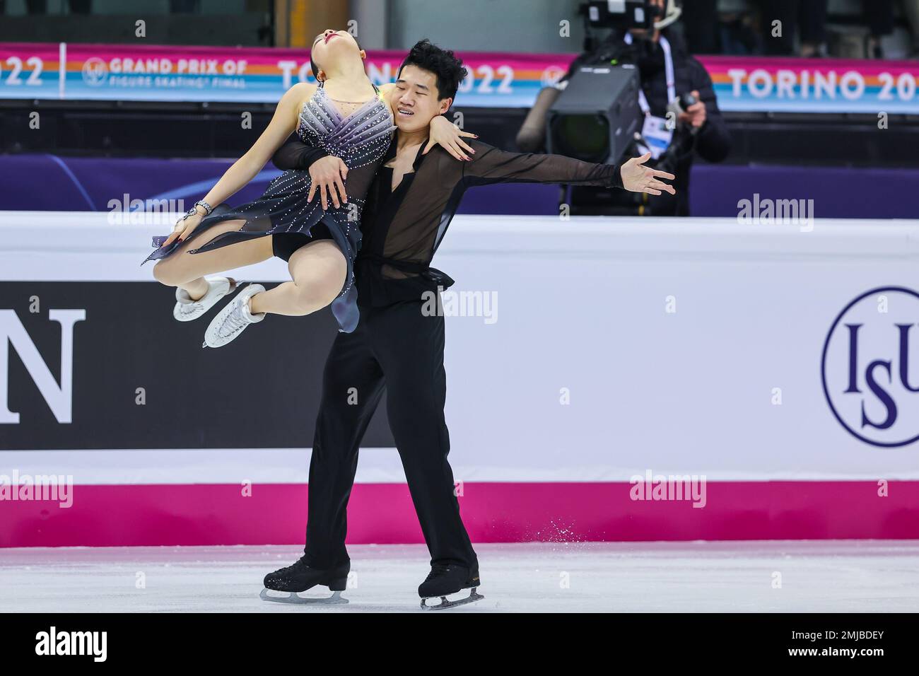 Hannah Lim et Ye Quan de la République de Corée sont en compétition lors de la finale du Grand Prix de patinage artistique de l'UIP à Turin 2022 à Palavela. Jour 3 - JR Ice Dance Free Dance ISU Grand Prix of Figure Skating final Turin. Banque D'Images