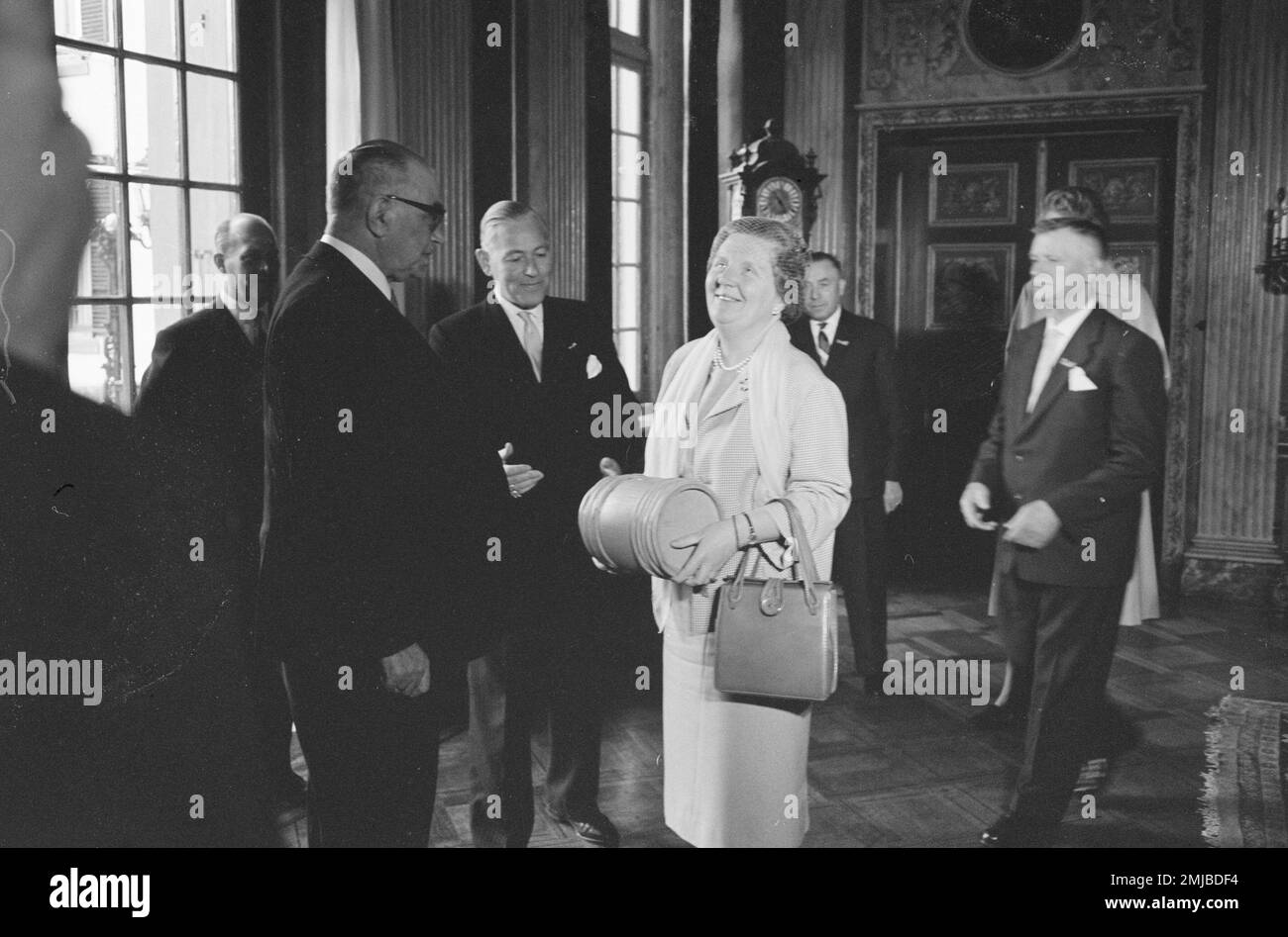 Histoire des pays-Bas: La reine Juliana est présentée avec un fût de hareng vert; Date: 1 juin 1962 Banque D'Images
