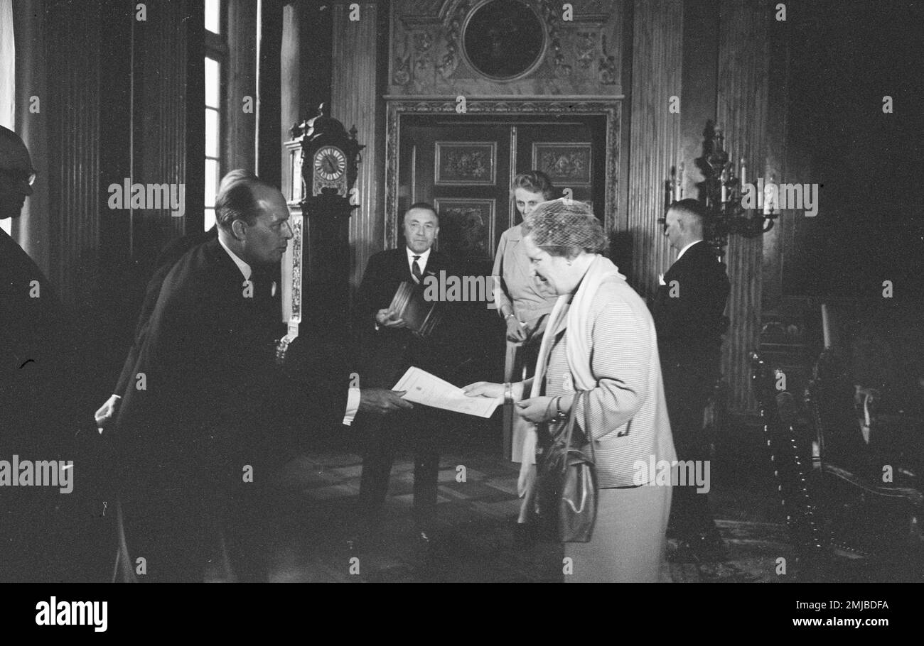 Histoire des pays-Bas: La reine Juliana est présentée avec un fût de hareng vert; Date: 1 juin 1962 Banque D'Images