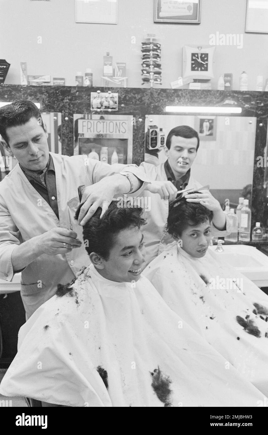 Groupe de chant hollandais Blue Diamonds (Ruud de Wolff et Riem de Wolff) à un coiffeur pour la conscription dans l'armée; Date: 3 avril 1962 Banque D'Images